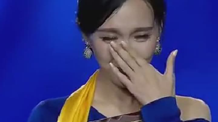 唐嫣获当代最佳女主角,上台领奖感谢粉丝,当场激动的落泪!