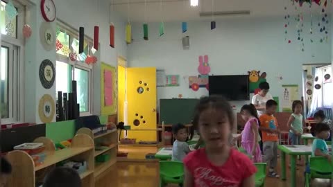 幼儿园优质示范观摩课:小班律动虫虫虫飞