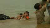 惊涛：女老师全身都被洪水淹没了，还要让解放军先救女学生，看哭