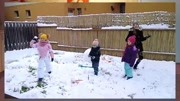 爸爸妈妈陪孩子们在院子里堆雪人打雪仗,太开心了儿童动画片大全儿童教育爱奇艺