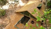 荒野求生牛人,地下挖建造原始住所,如何下雨了怎么办?生活完整版视频在线观看爱奇艺