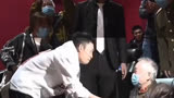 活动结束，张译主动走下台向老英雄问好，金刚川，张译演技炸裂！