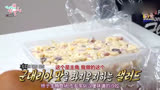 [Superjunior]综艺节目《全知干预视角》银赫把汉堡包泡在麦片里，圭贤：“太好吃了”。
