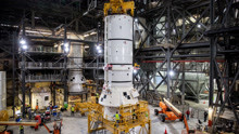 NASA 重返月球计划“阿尔忒弥斯1号”任务的太空发射系统（SLS）火箭助推器开始组装了