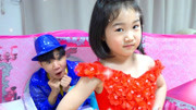 韩国小萝莉宝蓝用缝纫机玩具制作好玩又有趣的衣服，太神奇了！