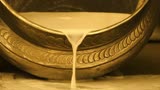 《聚宝盆》印度农民挖出黄铜罐，原来是一个聚宝盆，从此富到流油