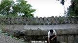 正阳门下（第三十六集）春明正在吃饭时，无意中发现关大爷的宝藏