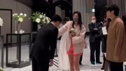 全智贤参加婚礼，穿平底鞋腿长1米7抢尽风头，反倒成为婚礼主角