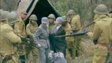 女兵排：伪军包围女兵，没想女兵掏出两颗手榴弹，伪军全怕了！