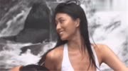 20年前林志玲瀑布下拍写真，皮肤黝黑，网友说：这才是真黑泽志玲