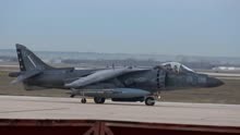 滑行、起飞：AV-8B、F-16