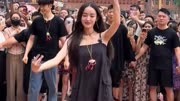  古力娜扎当众跳起了新疆舞，不得不说确实是好看啊！热情洋溢
