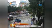 白车雨天路滑撞上蓝车,谁料蓝车没事白车直接翻了,这是碰瓷吗?资讯搜索最新资讯爱奇艺