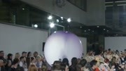 霸气十足的走秀，紫色气球瞬间与模特内衣融为一体