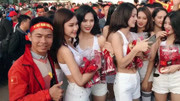 越南足球宝贝赛前为球队加油打气