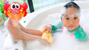 韩国小萝莉宝蓝和弟弟一起玩泡泡浴，泡泡都漫出来了，好开心！