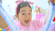 韩国小萝莉宝蓝背着老师又吃东西又玩游戏，有没有被发现呢？
