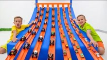 小男孩使用10种不同种类的玩具车，竟然建造出好玩的赛车游乐场！