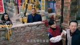 喜临门：儿女把老太太放墙头，不料村干部想个招，让儿女抢着尽孝