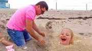 逗比小萝莉：沙滩冒险之旅，娜斯佳和爸爸发生了什么有趣的事情？