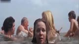 大白鲨：美女正在游泳，突然感觉情况不对，下秒疯狂往岸上游