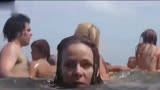 大白鲨：美女正在游泳，突然感觉情况不对，下秒拼了命往岸上游