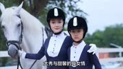 李小璐带女儿骑马拍照，互动温馨有爱，11岁甜馨颜值出众超像妈