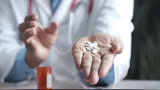 难怪说世界上只有穷病，《我不是药神》背后的真实故事让人泪目