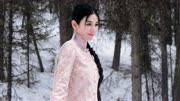 黄奕在新疆穿马面裙，53岁状态美如逆生长，俏皮麻花辫梦回李玉湖