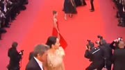 女皇巩俐出席戛纳电影节首映红毯与国外老公一起亮相