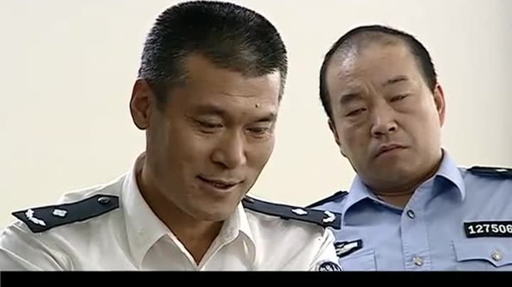                        警中英雄