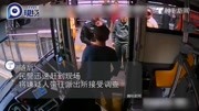 “色狼”公交车上露出那玩意猥亵车上多名女子 被司机生擒资讯搜索最新资讯爱奇艺