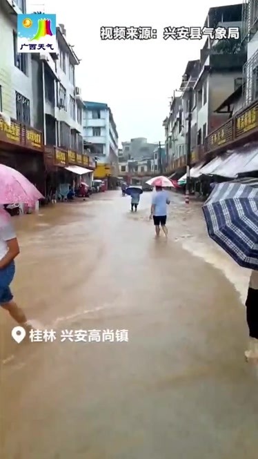 7月13日桂林兴安县高尚镇遭大暴雨袭击洪水涌进街道预计今晚到明天