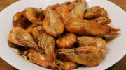 油焖大虾最简单的家常做法，虾肉鲜嫩入味，色泽金黄，一盘不够吃