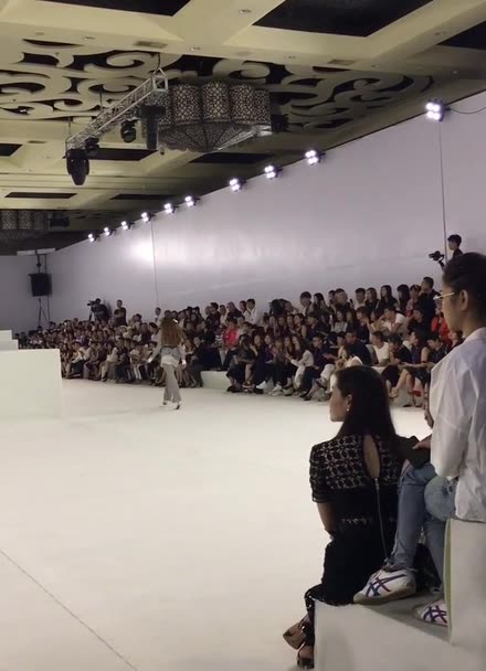 来,yana看镜头,抖音有个叫mary的粉丝就喜欢yana,为你多拍几个yana的
