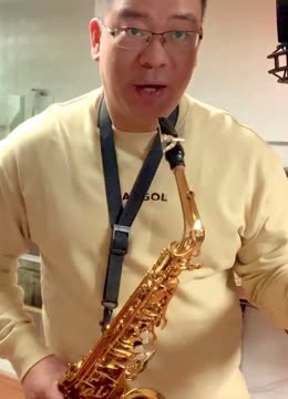 王老师手把手教您如何用中音萨克斯演奏f调指法,瞬间学会,实用
