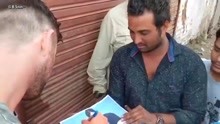 「中字熟肉」锤哥 Chris Hemsworth 在印度拍新片《惊天营救》的时候遇到粉丝跟车要签名哈哈哈哈哈/克里斯·海姆斯沃斯/海总