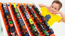 聪明的尼基：弗拉德和尼基塔玩怪兽卡车挑战赛，给孩子们热玩具车