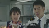 中国机长：空姐尽全力安抚乘客，可是乘客不听劝要闹事