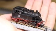 细节精致的火车模型 德国产BR80蒸汽机车模型 车厢还可以亮灯