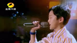 中国新声代，小男孩用磁性的声音演唱《歌路》，开口惊艳汪苏泷！