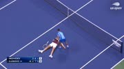 美网决赛有趣一幕，梅德韦杰夫摔倒，德约跨网欲扶他起来