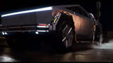 特效团队FortYork的短片《回到未来》，TeslaCybertruck出镜，真炫