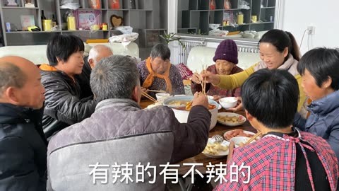 河北下大雪，倔媳妇全家围着吃火锅，婆婆叫上85岁老娘一起热闹 undefined undefined