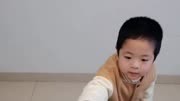 四岁小孩自己炒大虾，场面有点惊心动魄 #迷你厨房  #油焖大虾