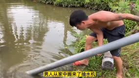 农村小伙喂鱼发现异样，拿来抽水机抽水，结果发现几条十斤大鱼！