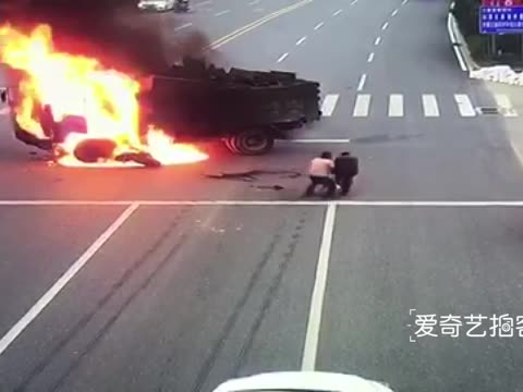 【拍客】两车相撞司机瞬间成火人