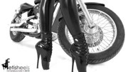 胶衣CATSUITED LATEX BABE IN MEGA HEELS POSING ON A MOTORBIKE音乐背景音乐视频音乐爱奇艺