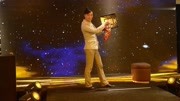 沈阳籍魔术师闪眼红手帕穿透玻璃镜中 魔术师是怎么做到的