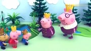 小猪佩奇和妈妈去郊游野餐遇到青蛙王子 玩具